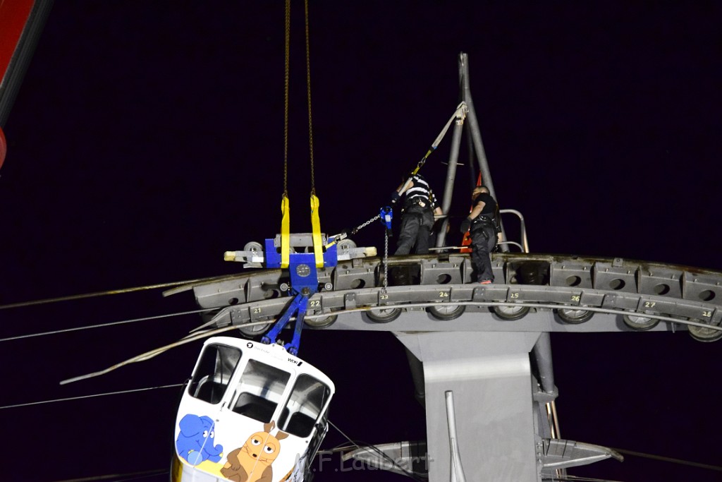 Koelner Seilbahn Gondel blieb haengen Koeln Linksrheinisch P895.JPG - Miklos Laubert